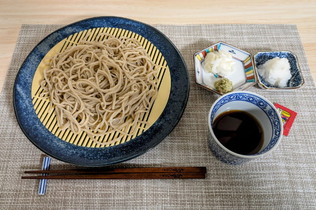 茹でたそばとつゆ、薬味