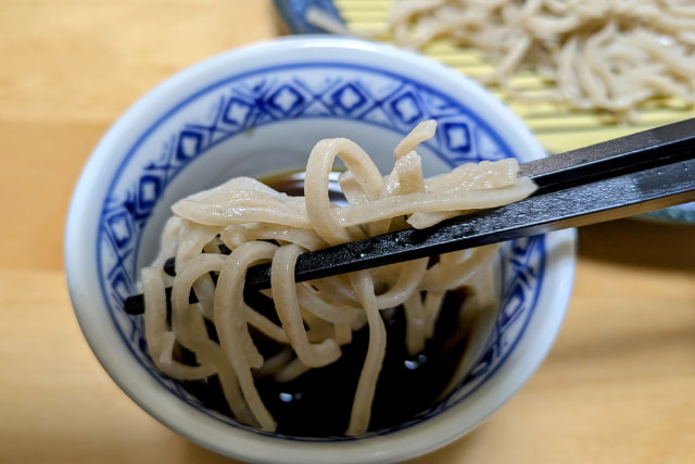 蕎麦猪口から茹でたて信州そばをいただく